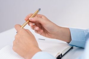 Una persona planifica con un bolígrafo sobre unos papeles
